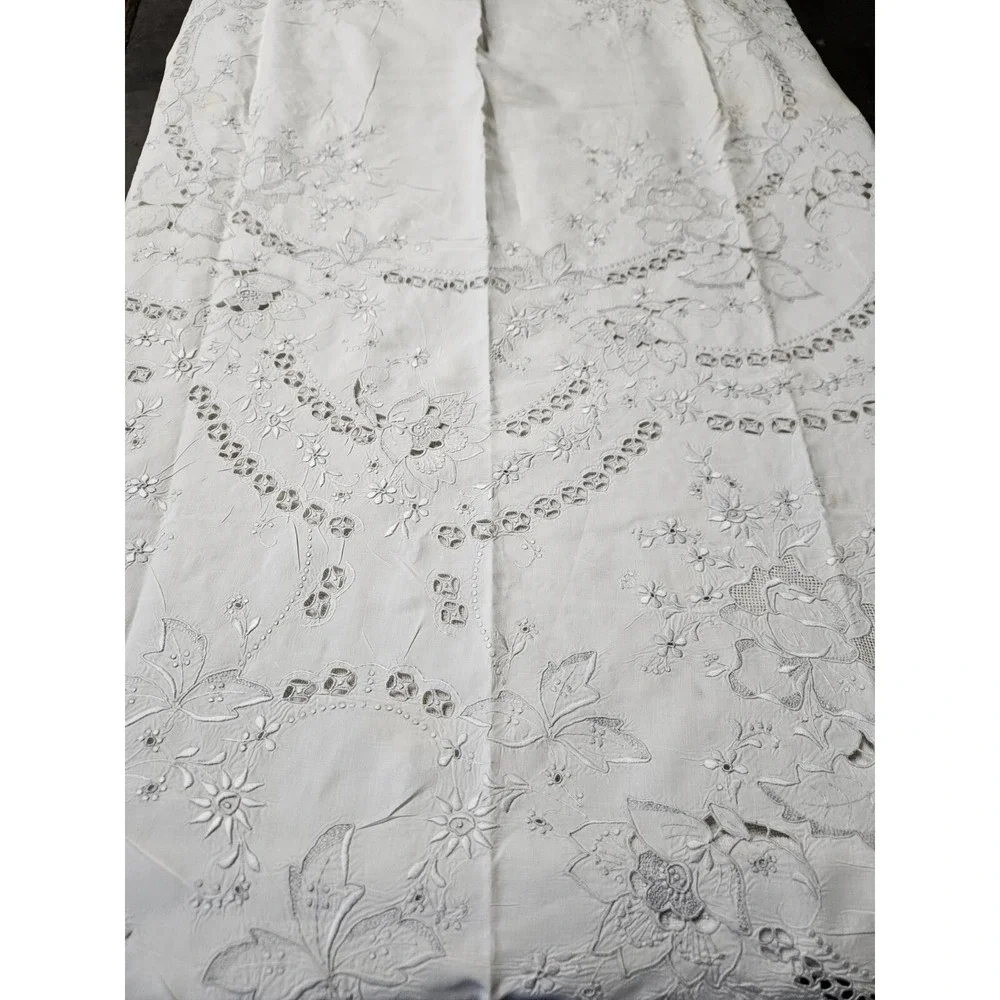 2 Round Antique Table Clothes‎